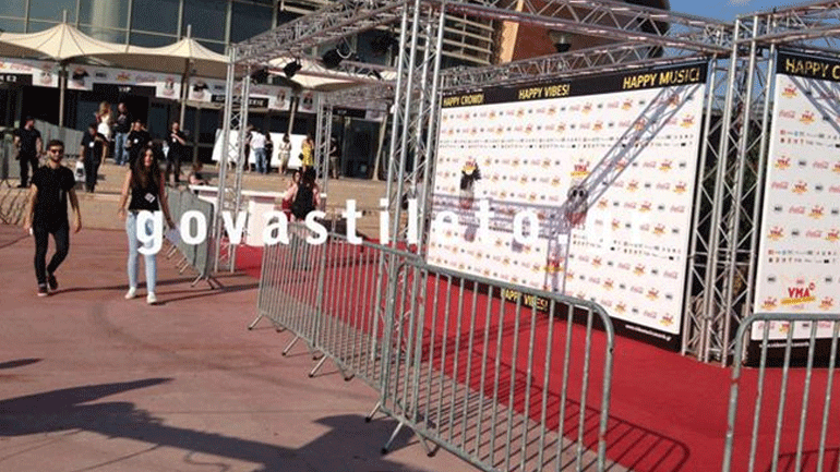 Αυτό είναι το κόκκινο χαλί που έχει στηθεί για τα Mad Video Music Awards!